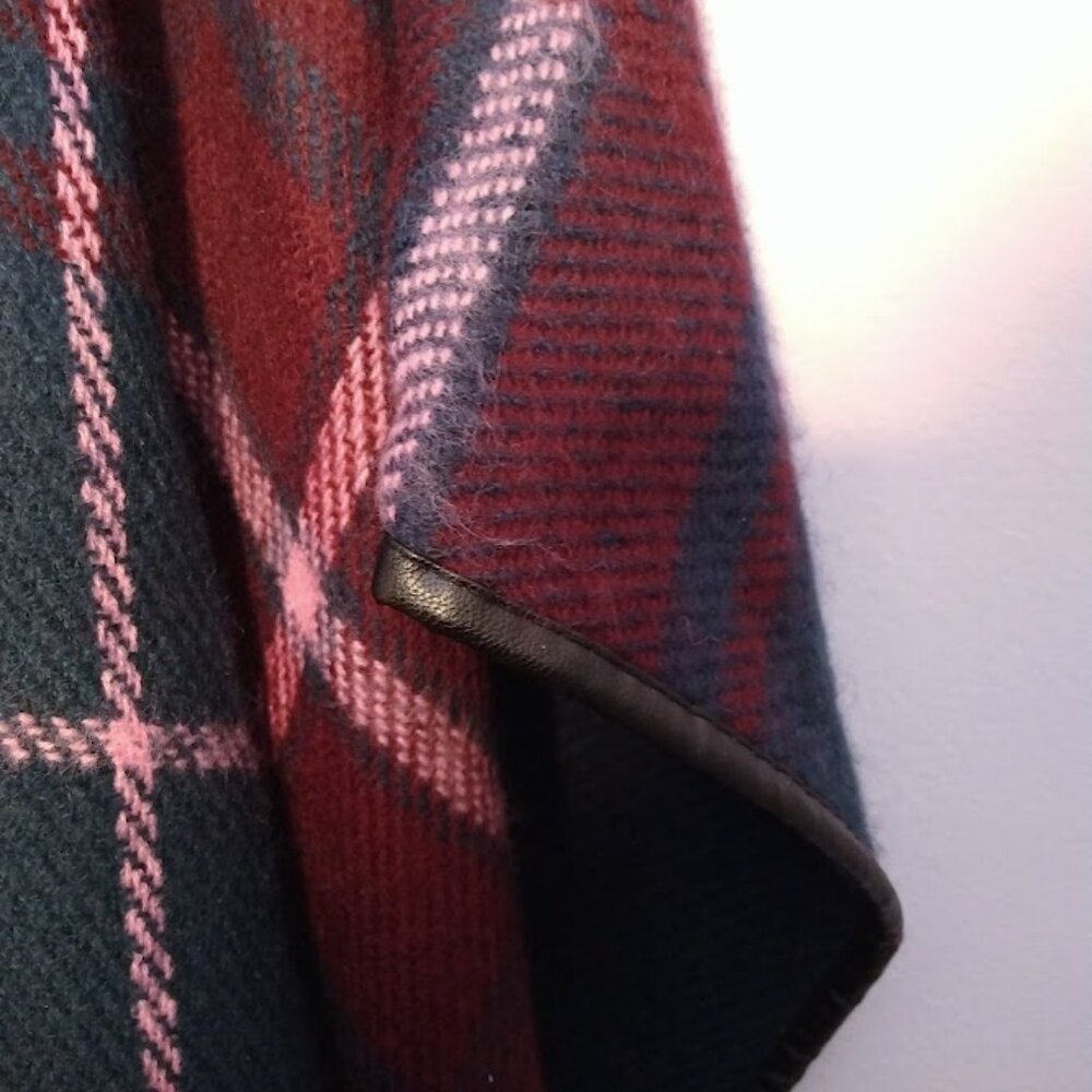 Women's Open Front Shawl Cape Ruana Wrap Navy Red Plaid Fleece OS Cabincore - Picture 10 of 11